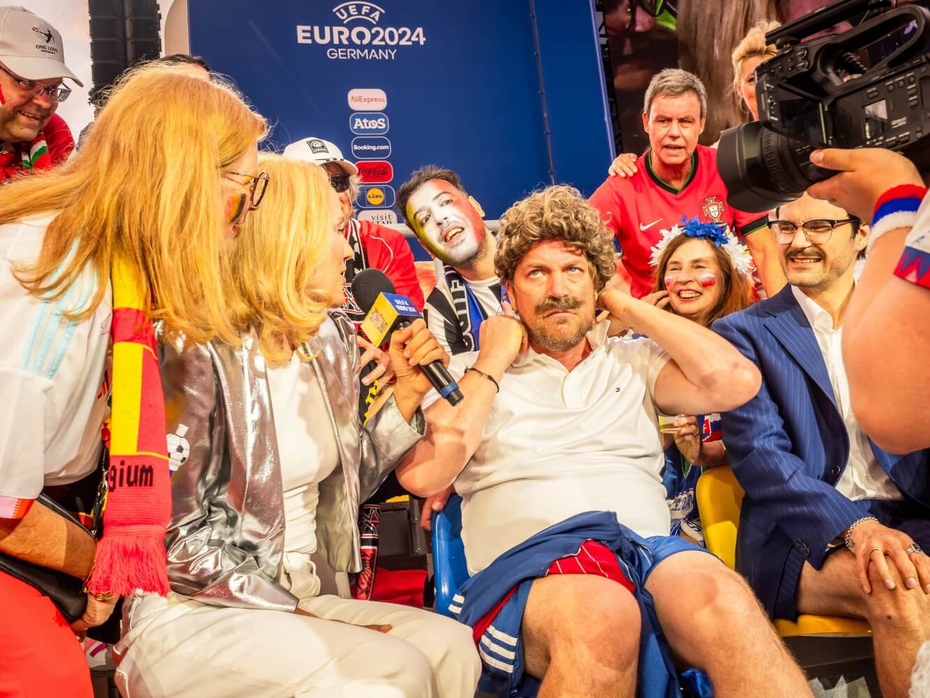 „Glaube, Liebe, Fussball” vor dem Düsseldorfer Schauspielhaus