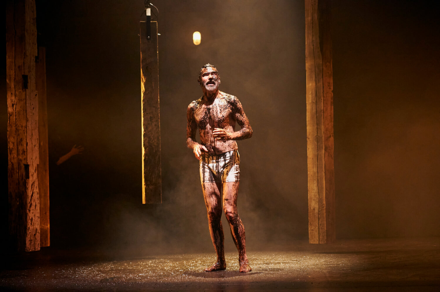 Darsteller vor nebligem Hintergrund