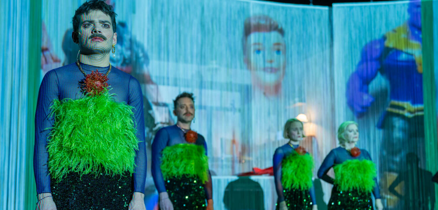 Vier Darstellende in der Kleidung von Kim de l'Horizon bei der Verleihung des Deutschen Buchpreises