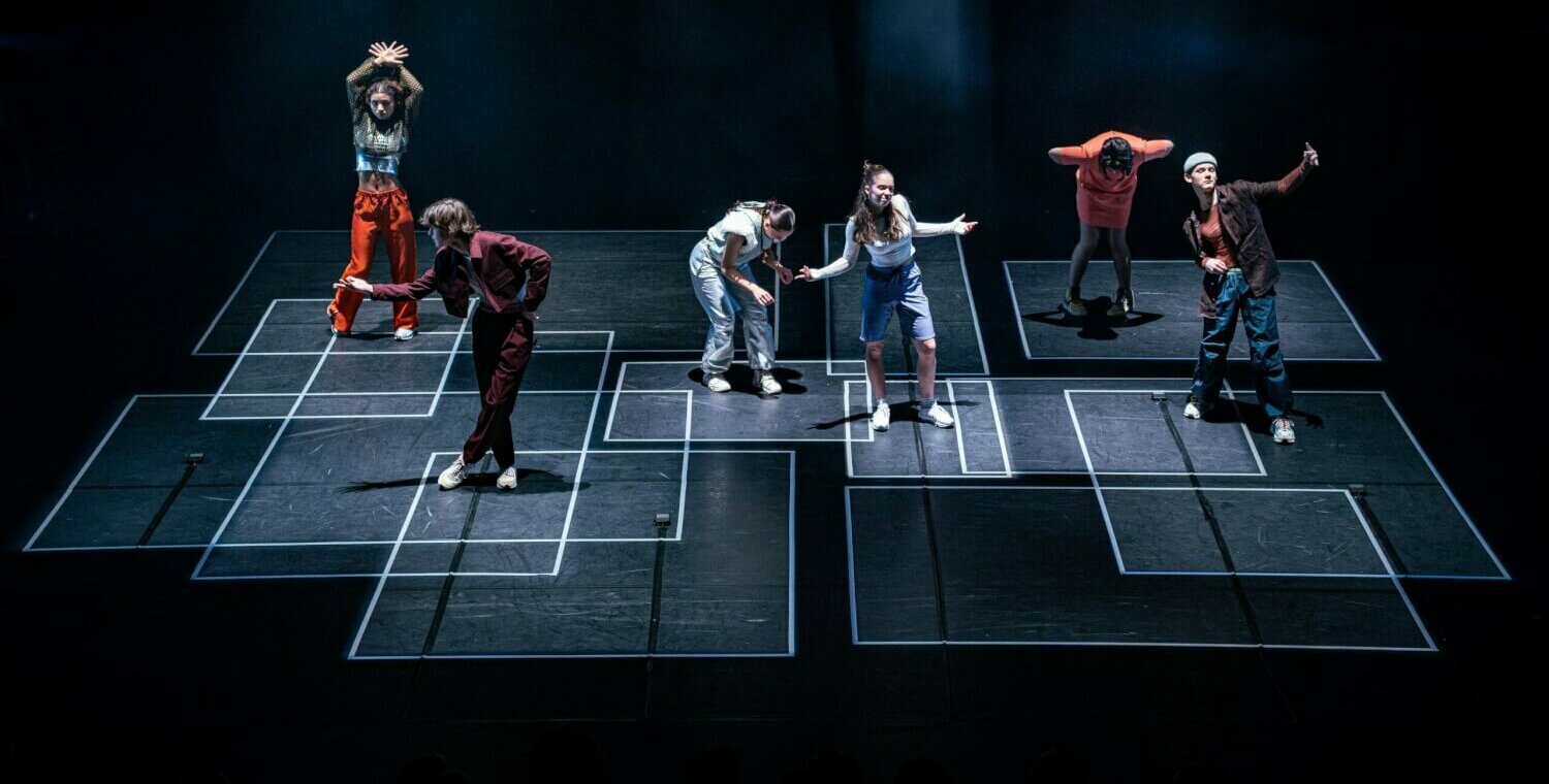 sechs Darstellende in Lichtrechtecken am Boden, die sich überschneiden