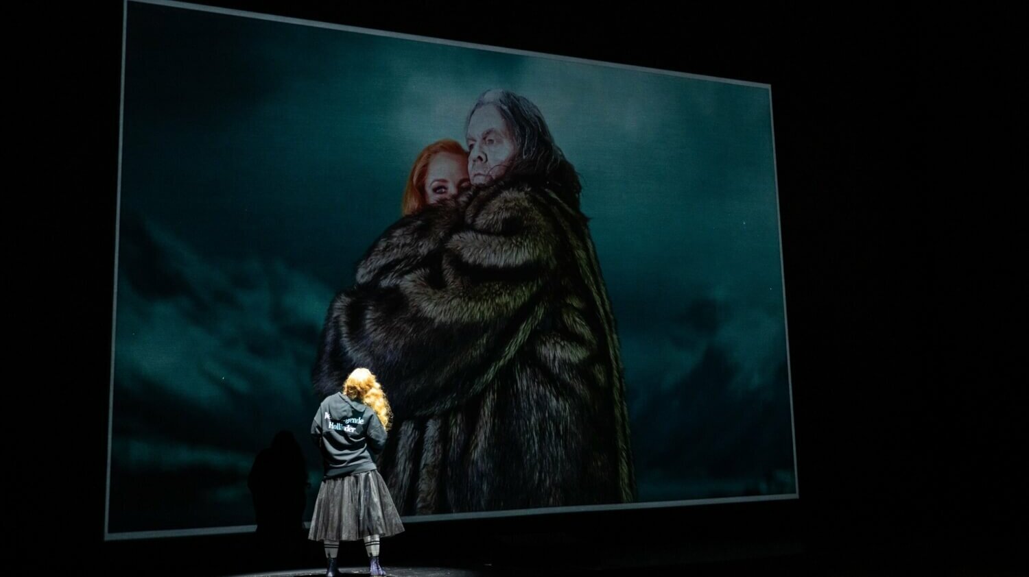 Man sieht Michael Volle (Der Holländer) im Video und Gabriela Scherer (Senta)