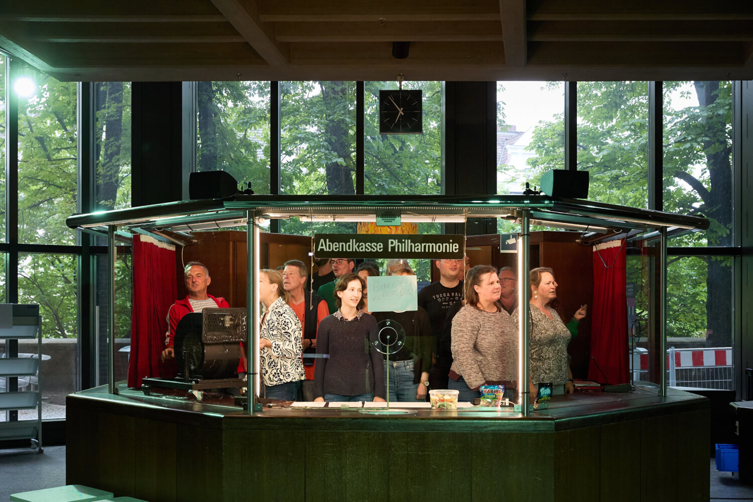 Man sieht eine Ensembleszene