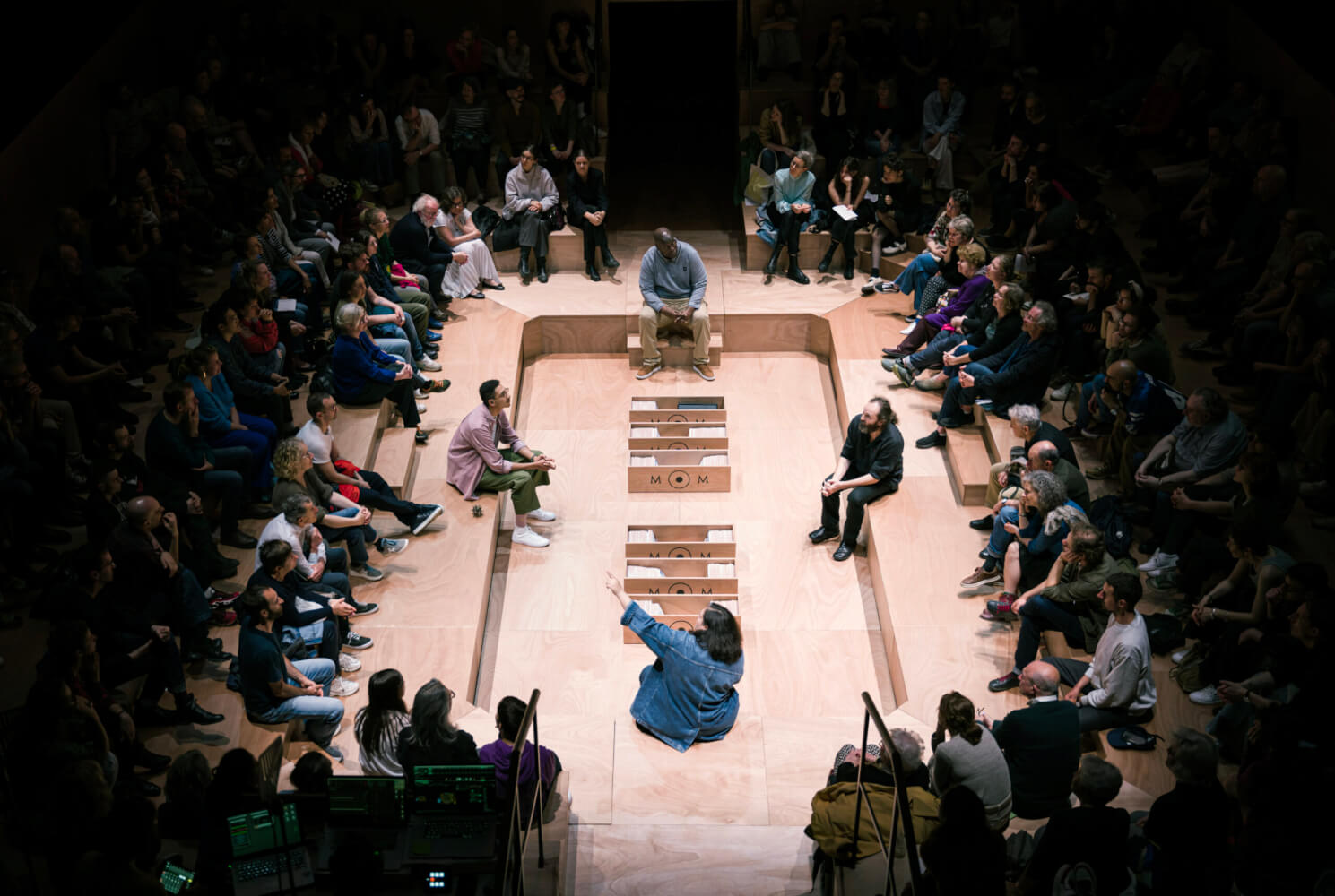 Um die große Bühne sitzt das Publikum bei ”Memory Of Mankind”