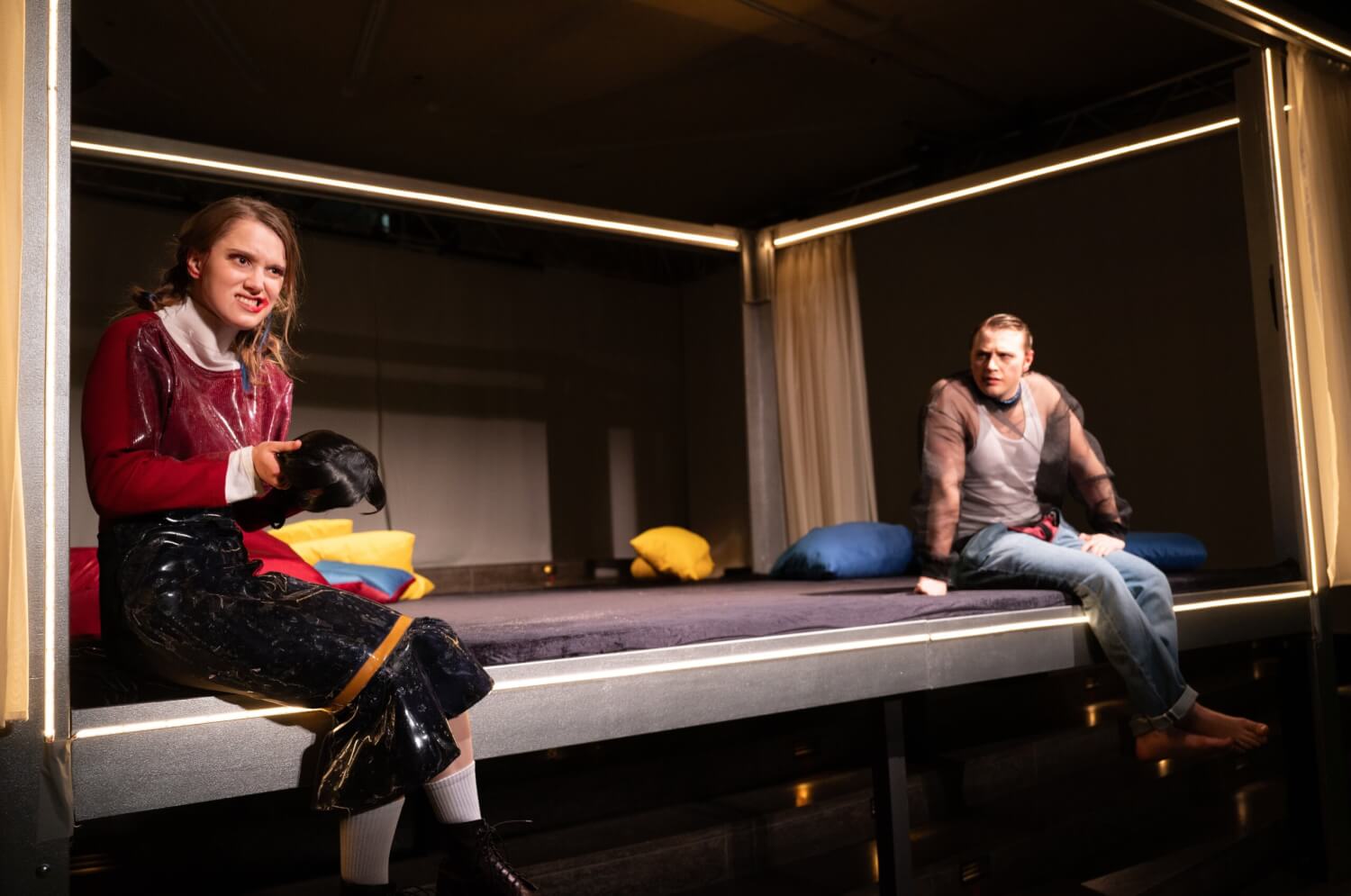 Man sieht eine Szene mit Mina Pecik und Felix Jordan