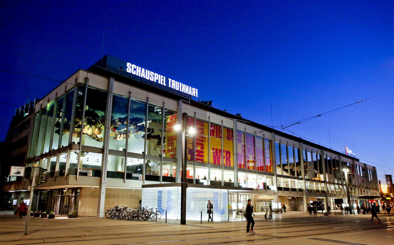 Zu sehen ist das Schauspiel Frankfurt in der Abenddämmerung.