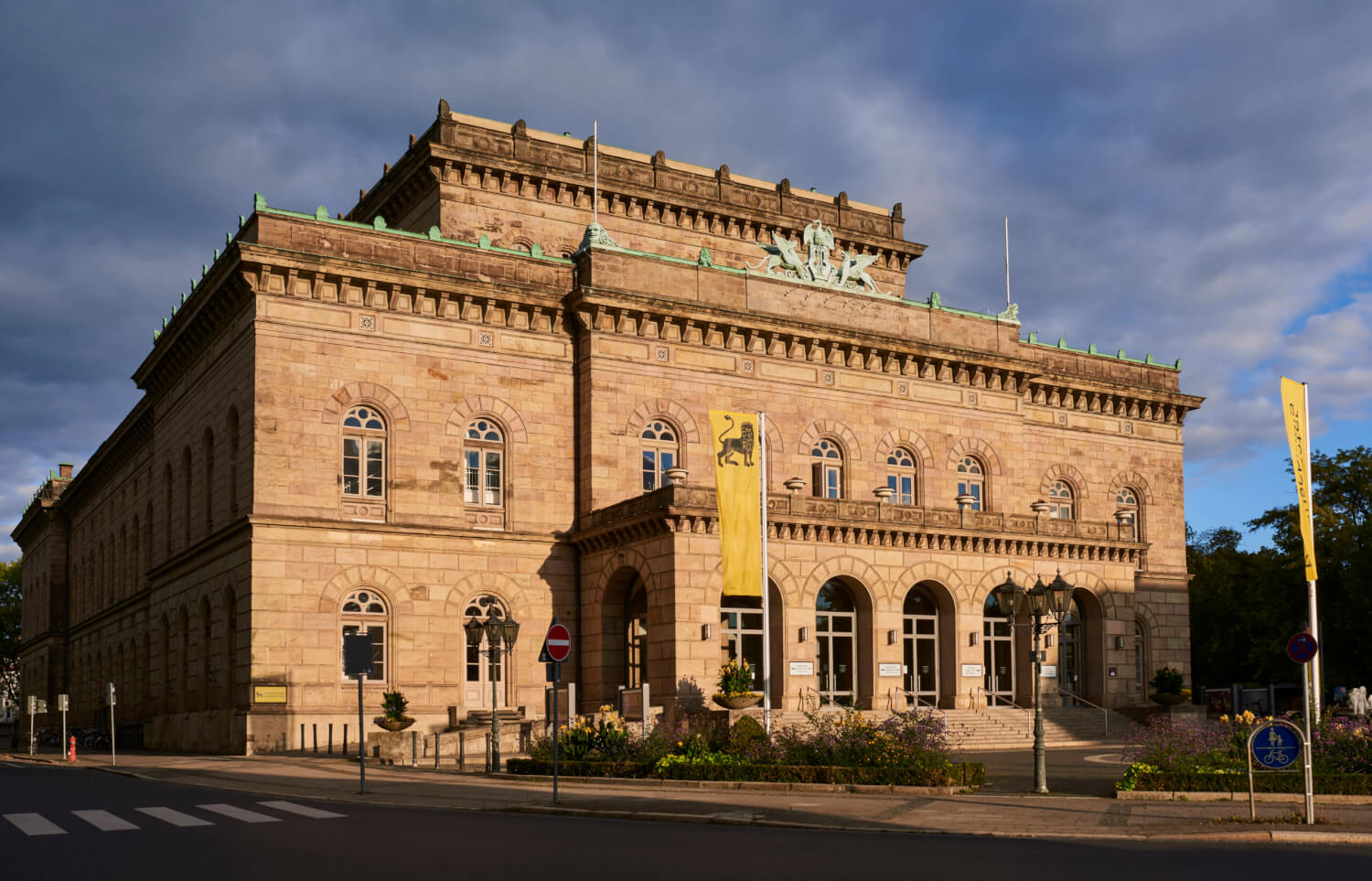 Zu sehen ist das Große Haus des Staatstheater Braunschweig