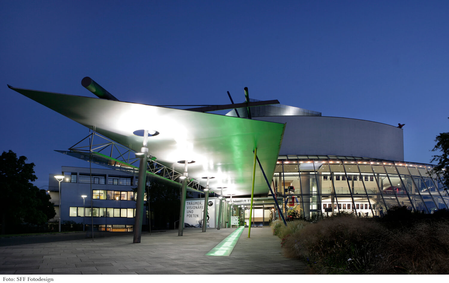 Man sieht die Außenfassade des Theaters Hof.