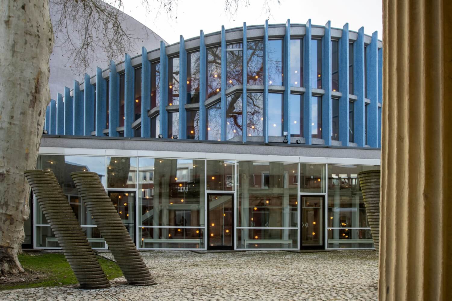 Zu sehen ist der Innenhof und das Große Haus des Theaters Münster.