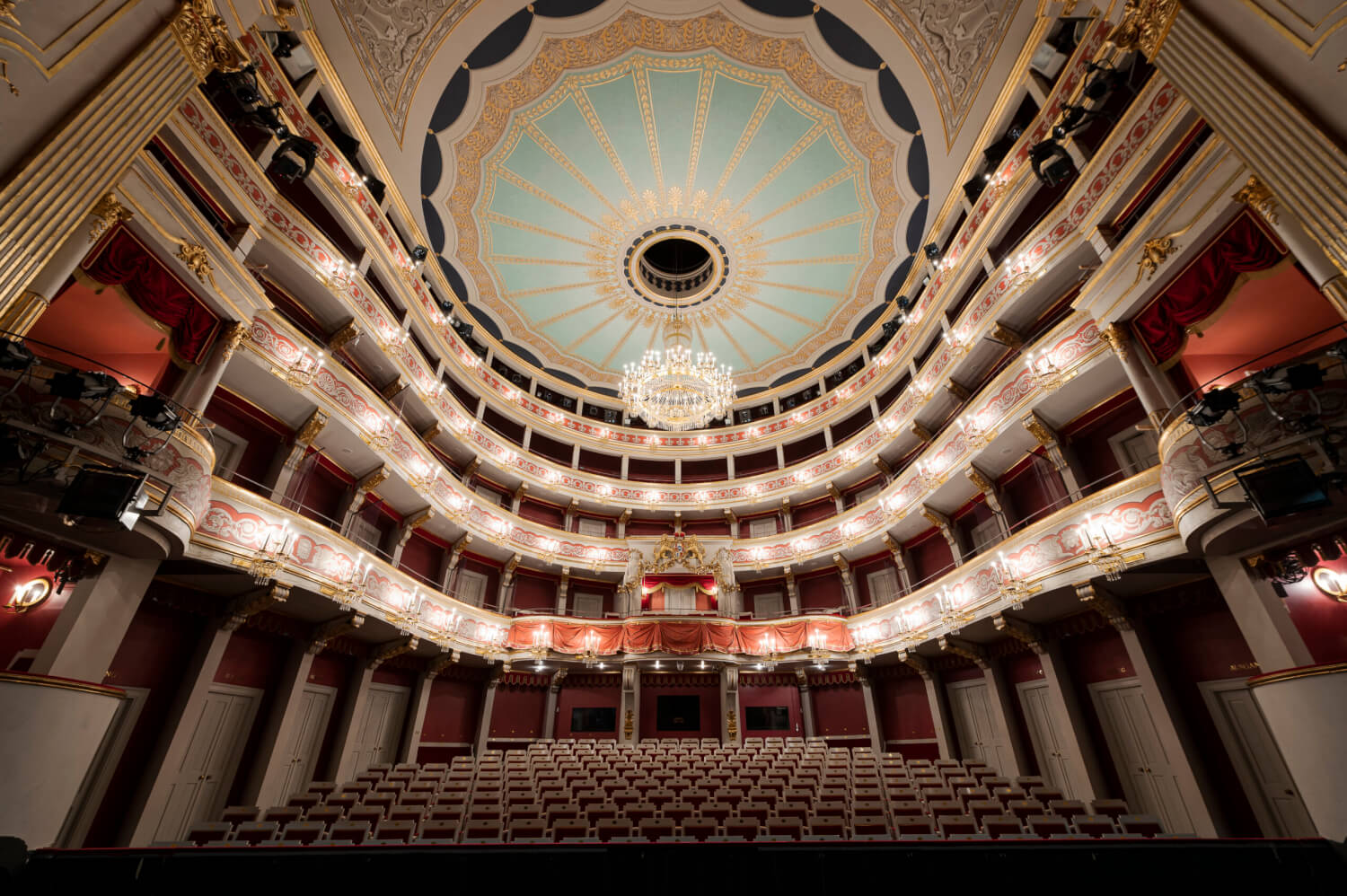 Man sieht den Zuschauerraum des Theater Regensburg am Bismarckplatz