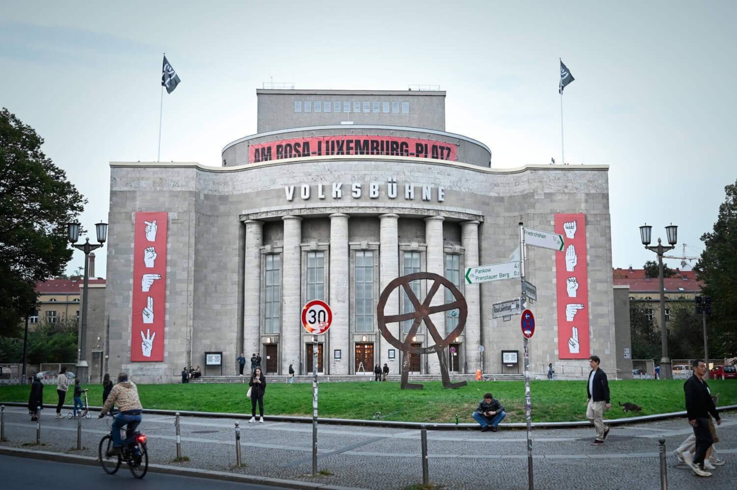 Man sieht die Volksbühne am Rosa-Luxemburg-Platz in Berlin