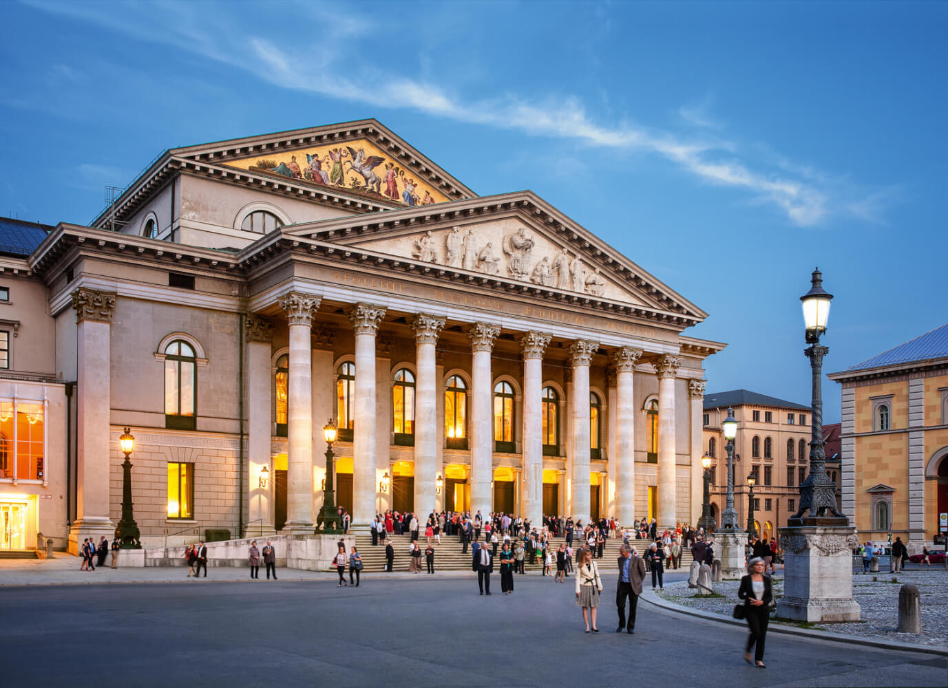 Zu sehen ist die Bayerische Staatsoper in München bei Dämmerung
