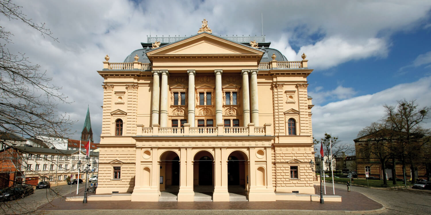 Zu sehen ist das Große Haus des Mecklenburgischen Staatstheaters in Schwerin