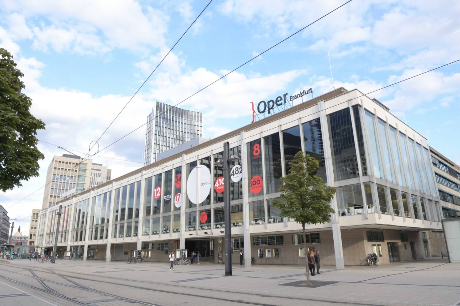 Zu sehen ist die Oper Frankfurt am Willy-Brandt-Platz