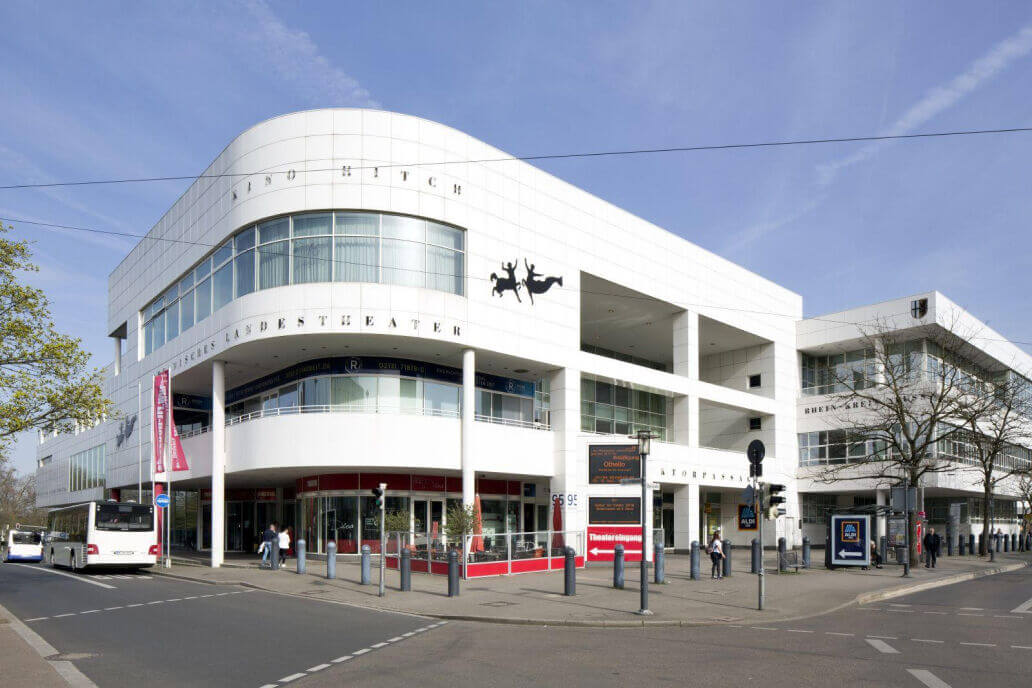 Man sieht das Rheinische Landestheater Neuss bei Tag.