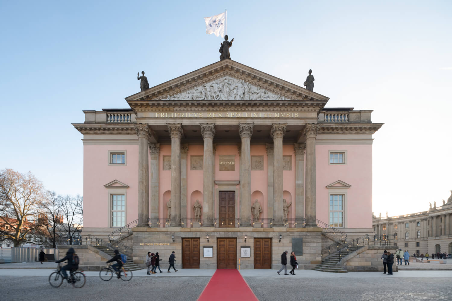 Zu sehen ist die Staatsoper unter den Linden in Berlin
