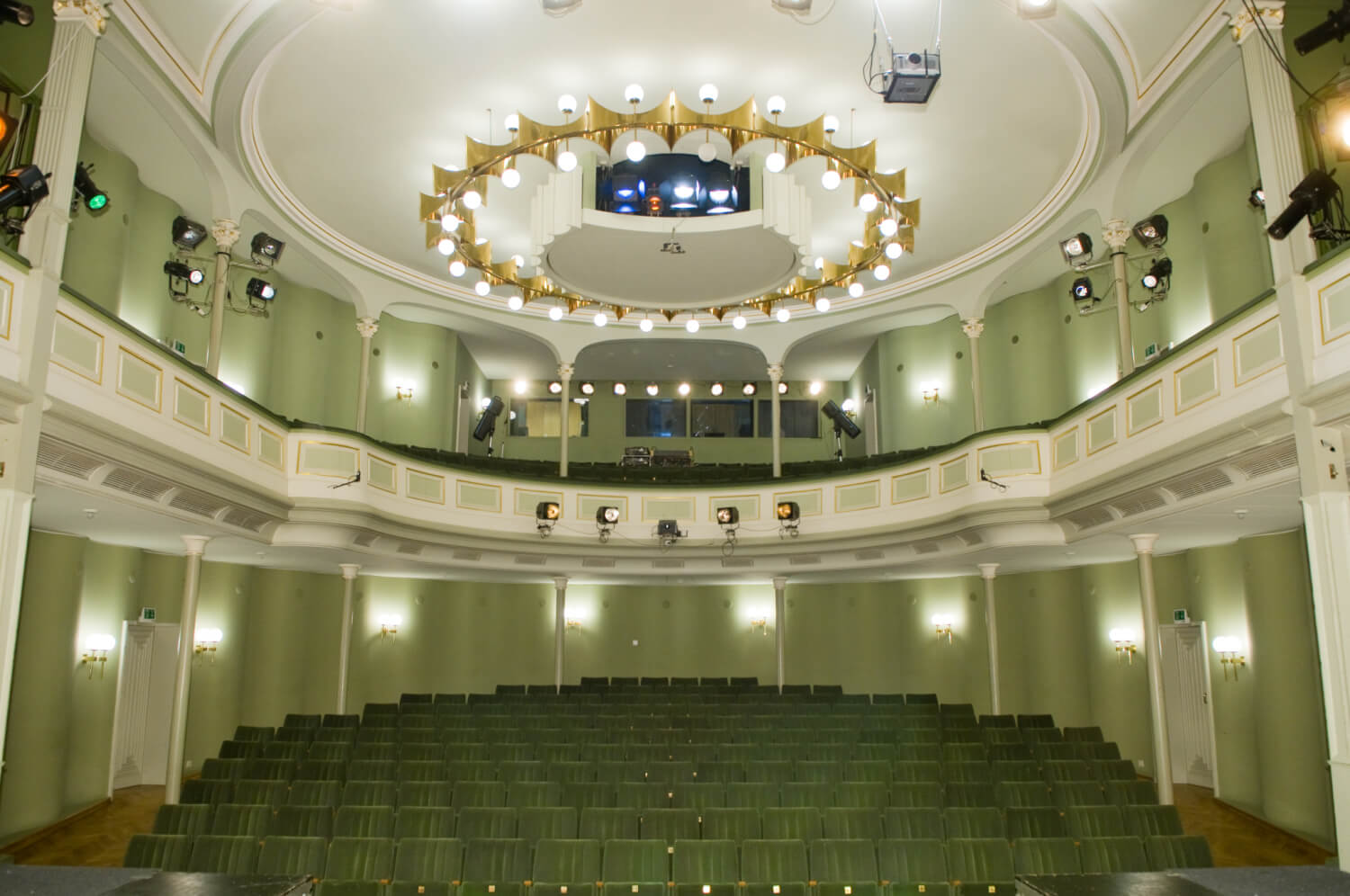 Zu sehen ist der Zuschauerraum des Eduard-von-Winterstein-Theater Annaberg-Buchholz