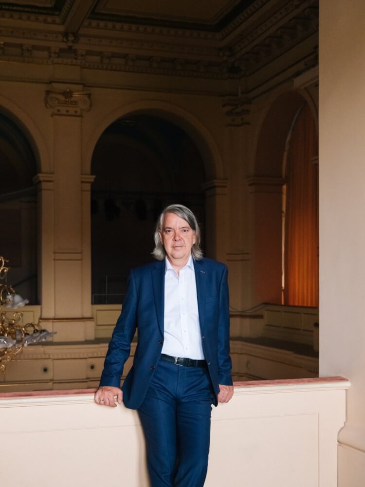 Zu sehen ist Hans-Georg Wegner, Generalintendant des Mecklenburgischen Staatstheaters Schwerin