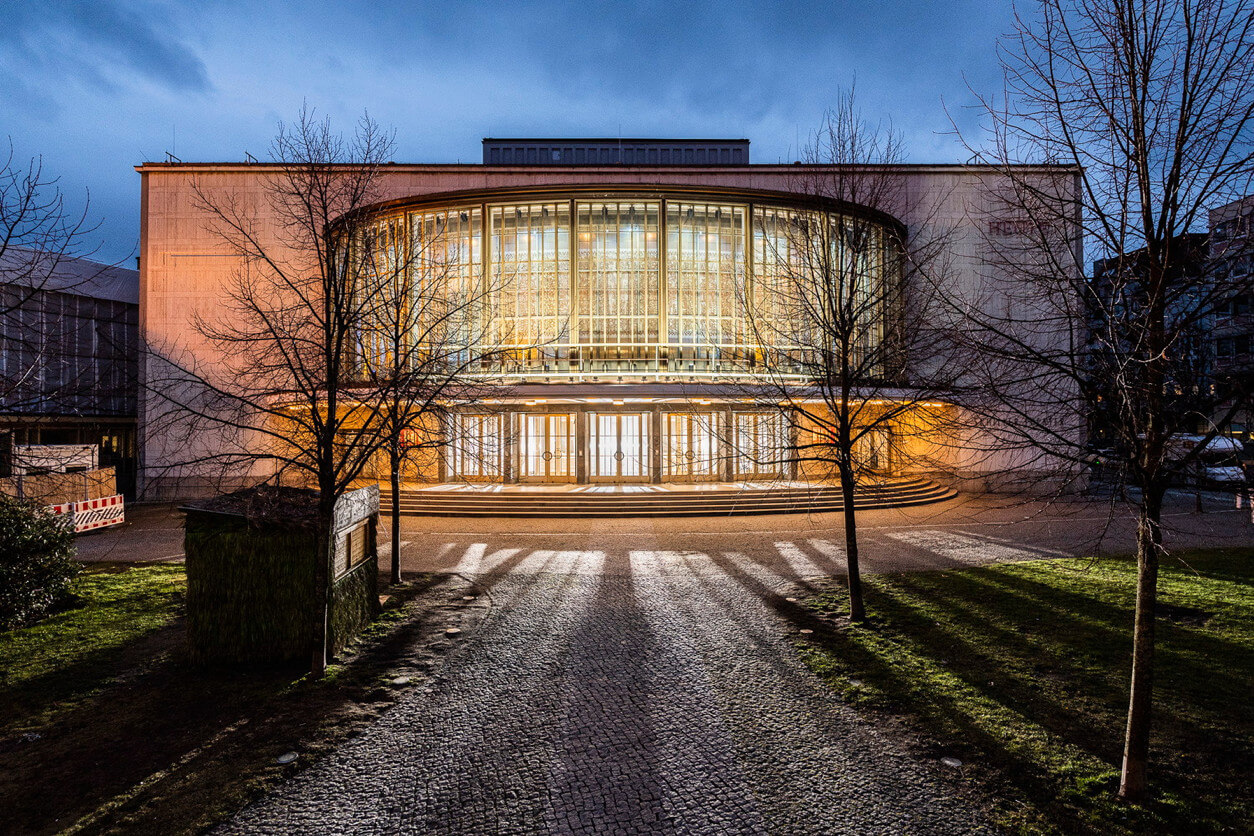 Zu sehen ist das Schillertheater, die Interimsspielstätte der Komischen Oper Berlin