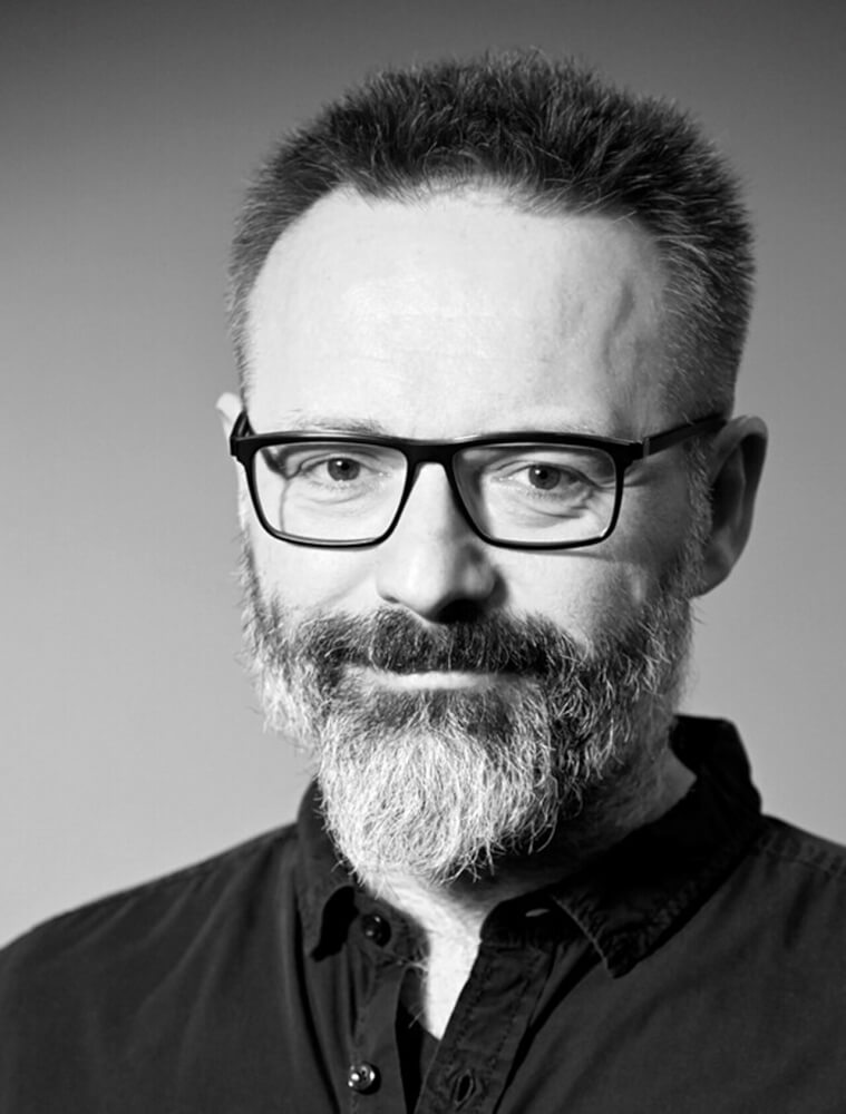 Auf dem Foto ist Ralph Reichel, Intendant des Volkstheater Rostock, zu sehen.