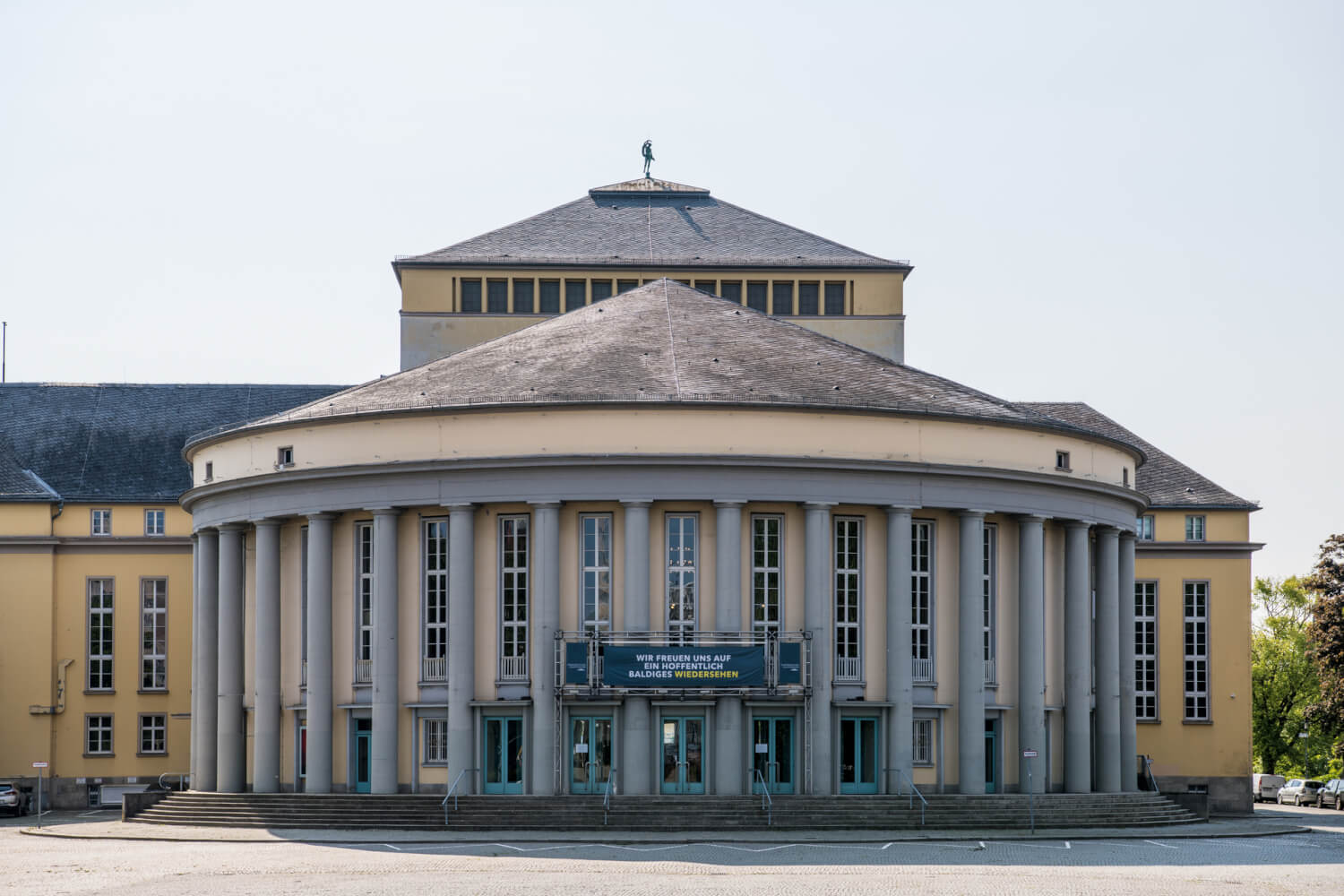 Man sieht das Saarländische Staatstheater Saarbrücken