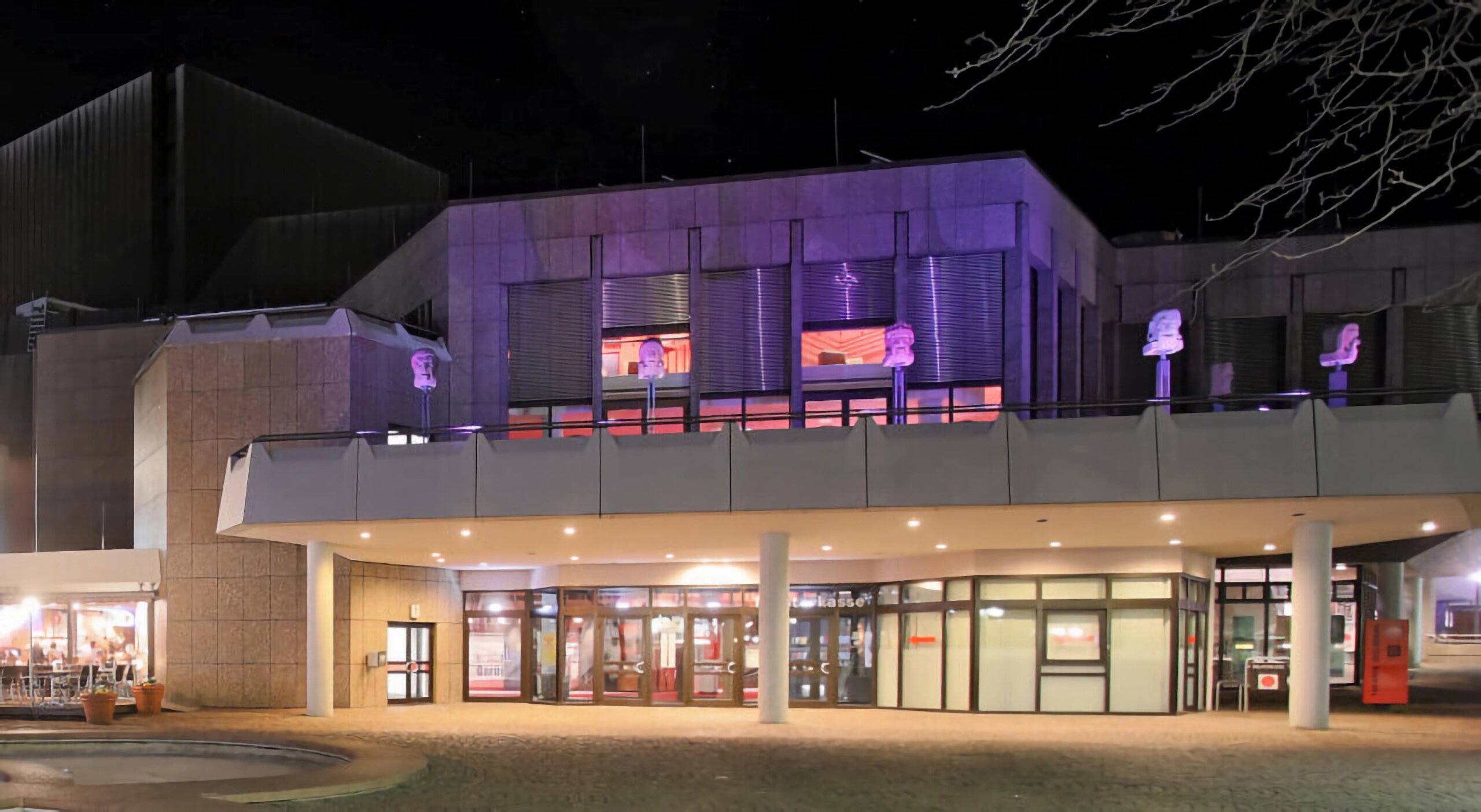 Man sieht das Theater Heilbronn bei Nacht
