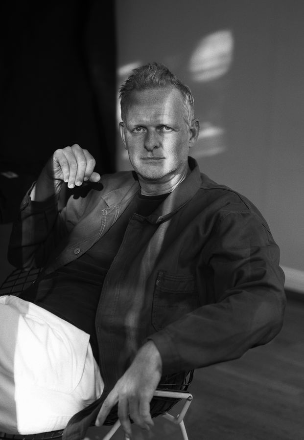 Zu sehen ist ein schwarz-weiß Porträt von Thomas Ostermeier, Intendant der Schaubühne Berlin