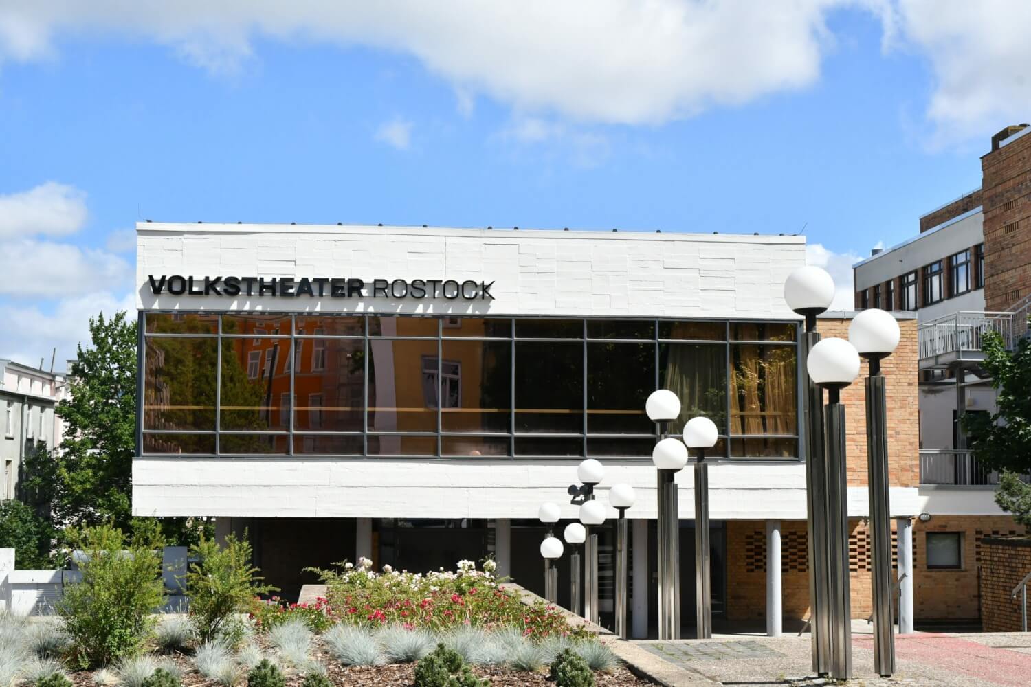Zu sehen ist das Volkstheater Rostock