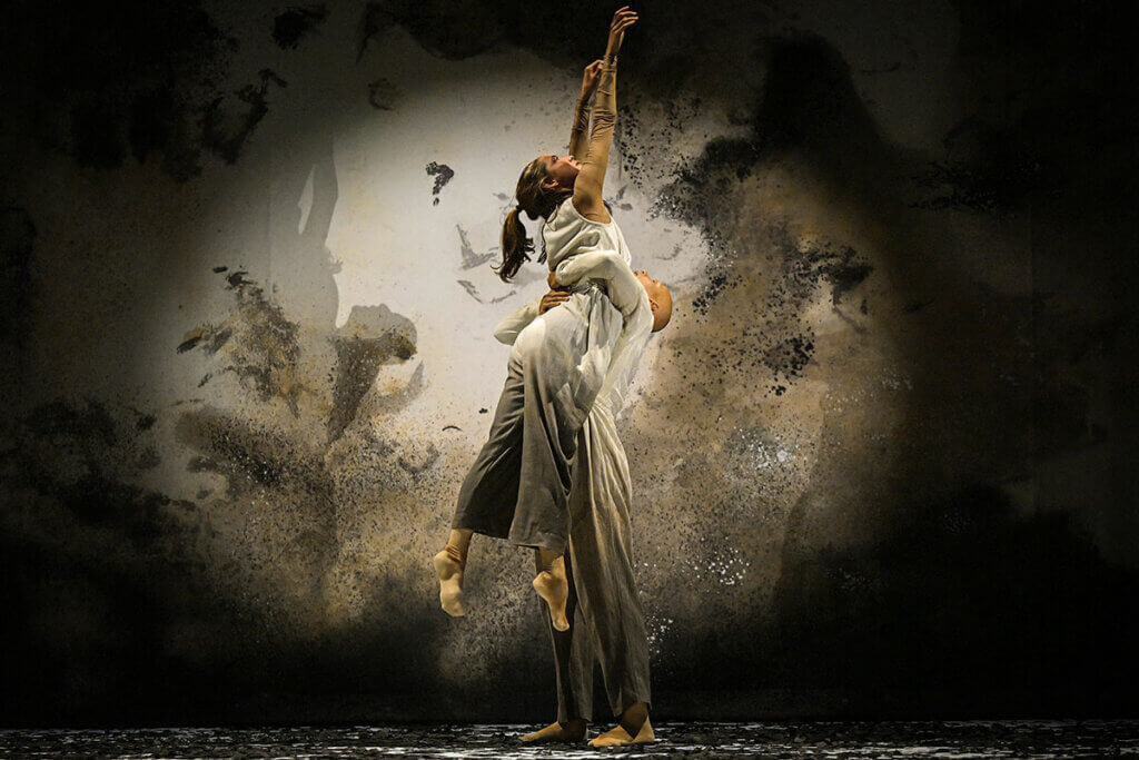 Zwei Tänzer:innen machen eine Hebefigur.