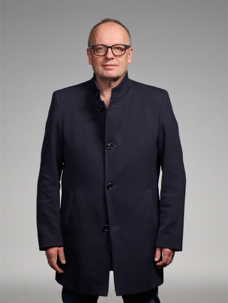 Man sieht Burkhard C. Kosminski, Intendant des Schauspiel Stuttgart.