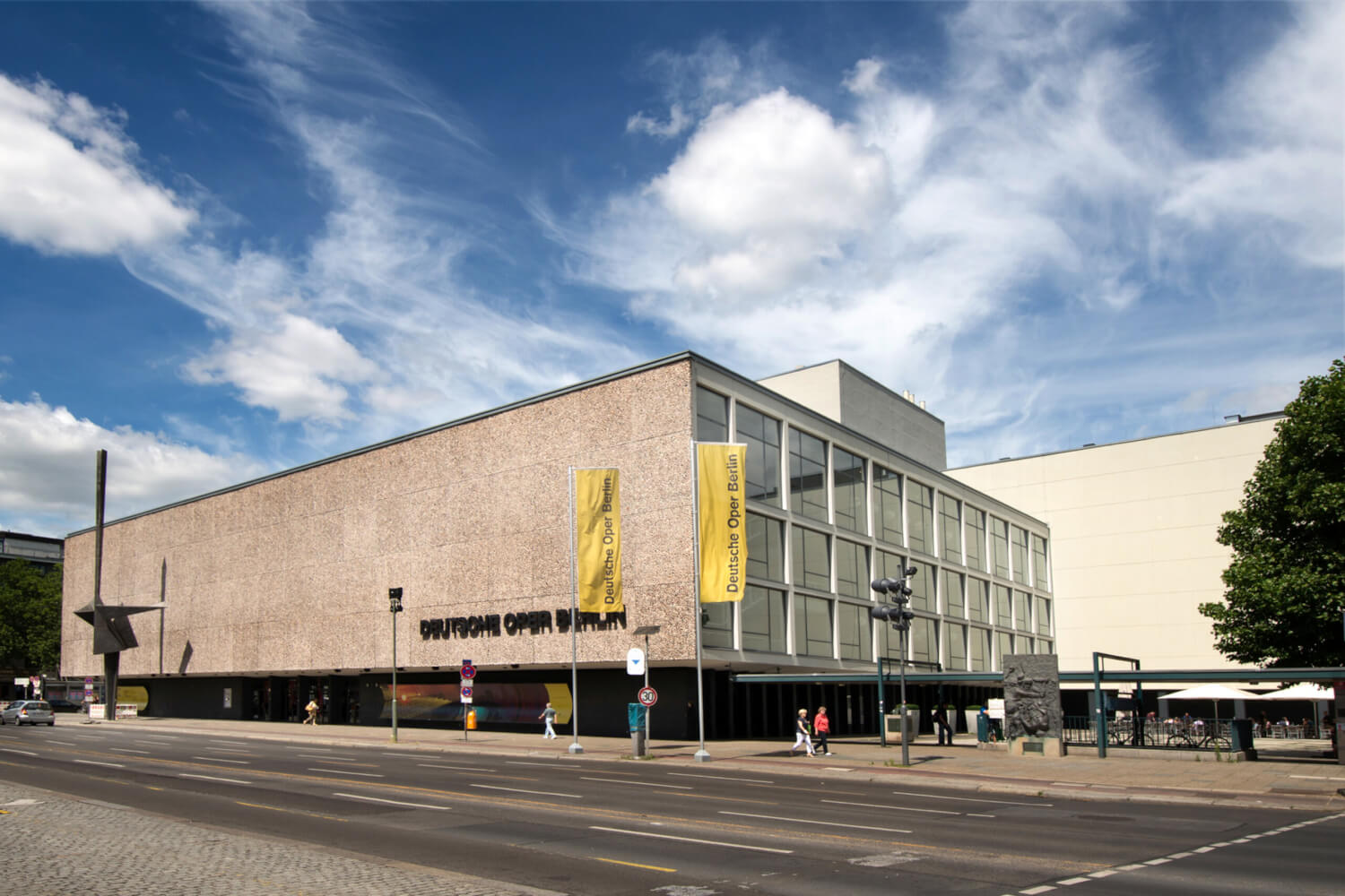 Zu sehen ist die Deutsche Oper Berlin