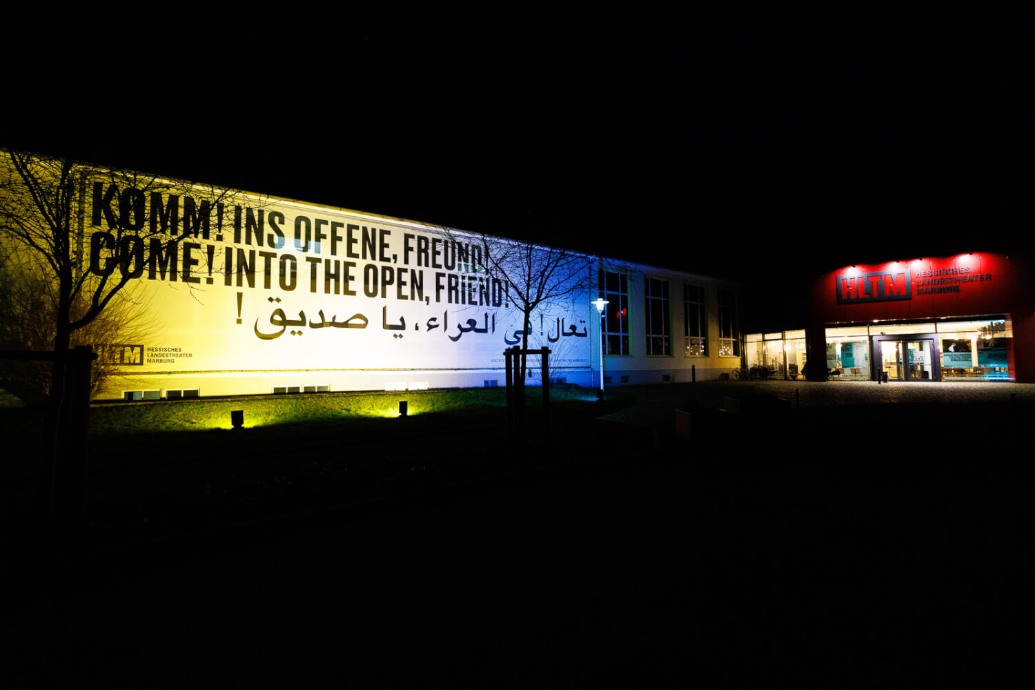 Zu sehen ist das Hessische Landestheater Marburg bei Nacht