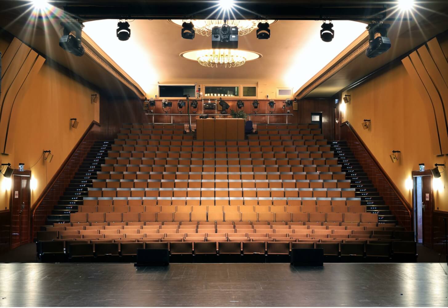 Zu sehen ist der Zuschauerraum des Theater an der Parkaue