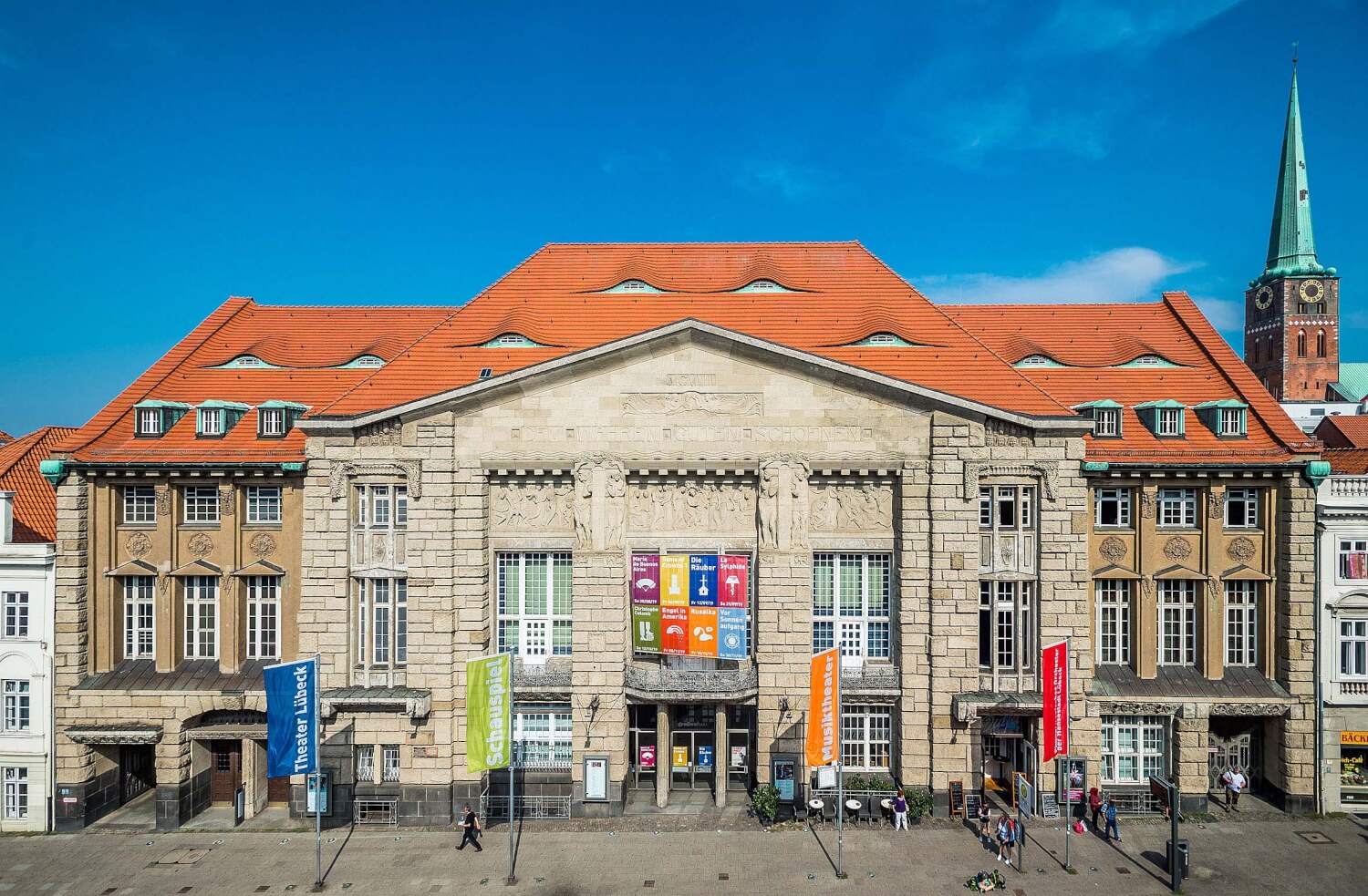 Zu sehen ist das Theater Lübeck.