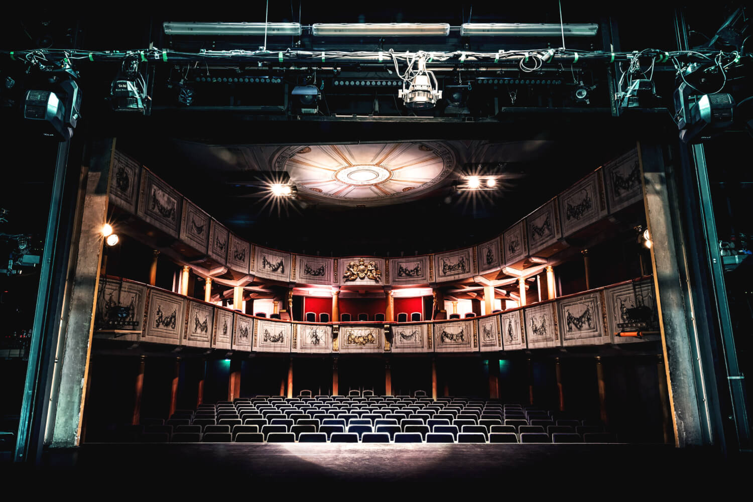 Zu sehen ist der Blick von der Bühne in den Zuschauerraum des Schlosstheater Celle