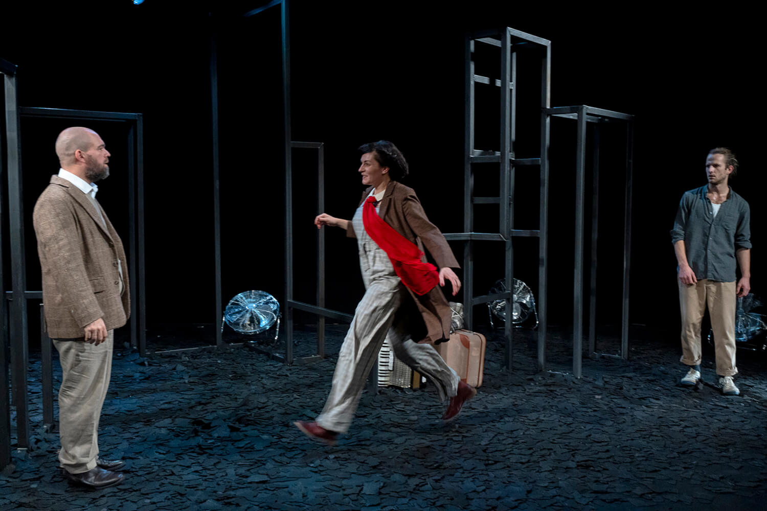 Man sieht ein Szenenfoto der Aufführung „Transit".