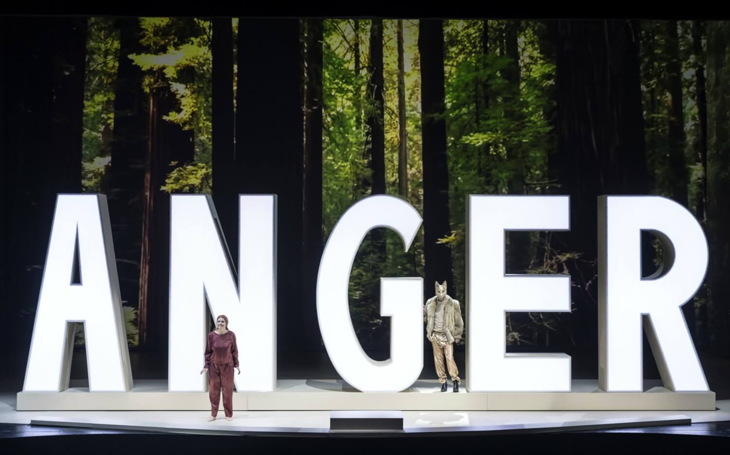 Claire (Betsy Horne) und der Coyote ( Ivan Estegneev) im ertsen Akt.