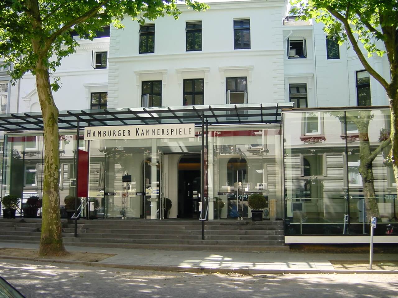 Man sieht den Eingang der Hamburger Kammerspiele.