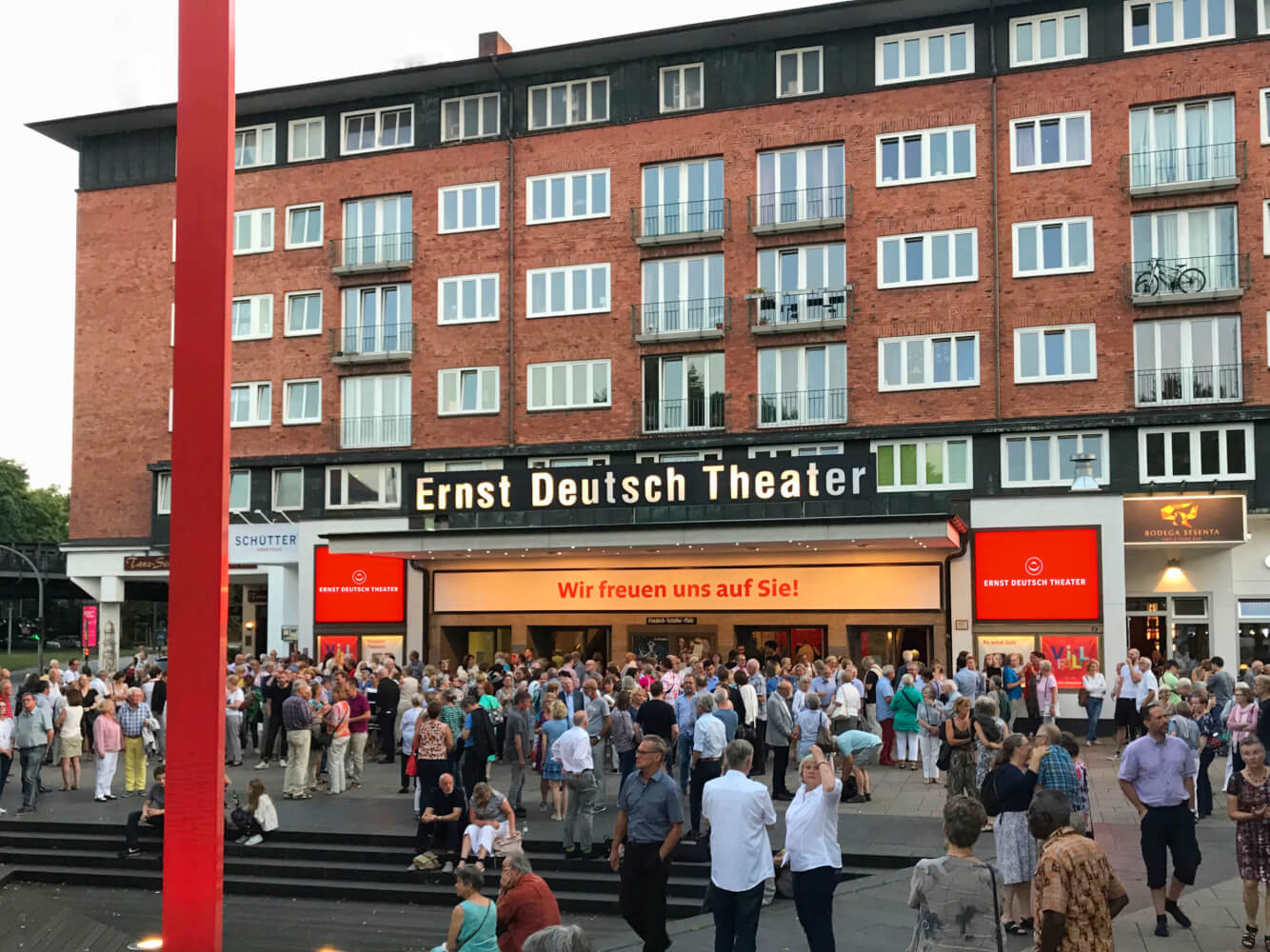Zu sehen ist das Ernst Deutsch Theater in Hamburg