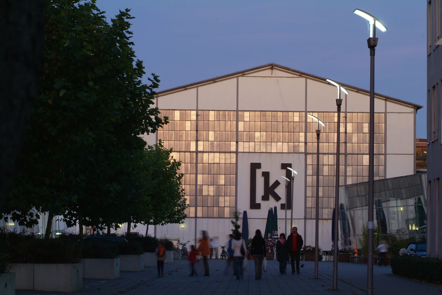 Man sieht das Gebäude von Kampnagel in der Dämmerung.
