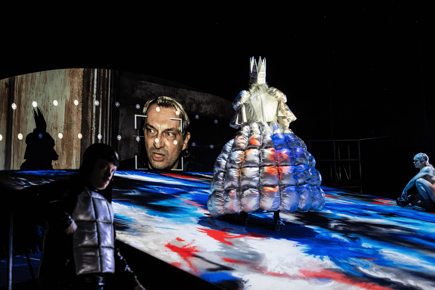 Die Mächtigen beobachten Falstaff (Stefen Scharf) per Videoüberwachung