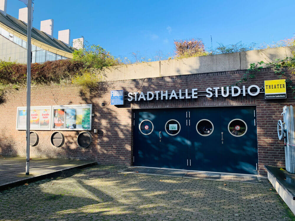 Man sieht den Eingang des Westfälischen Landestheater Castrop-Rauxel.