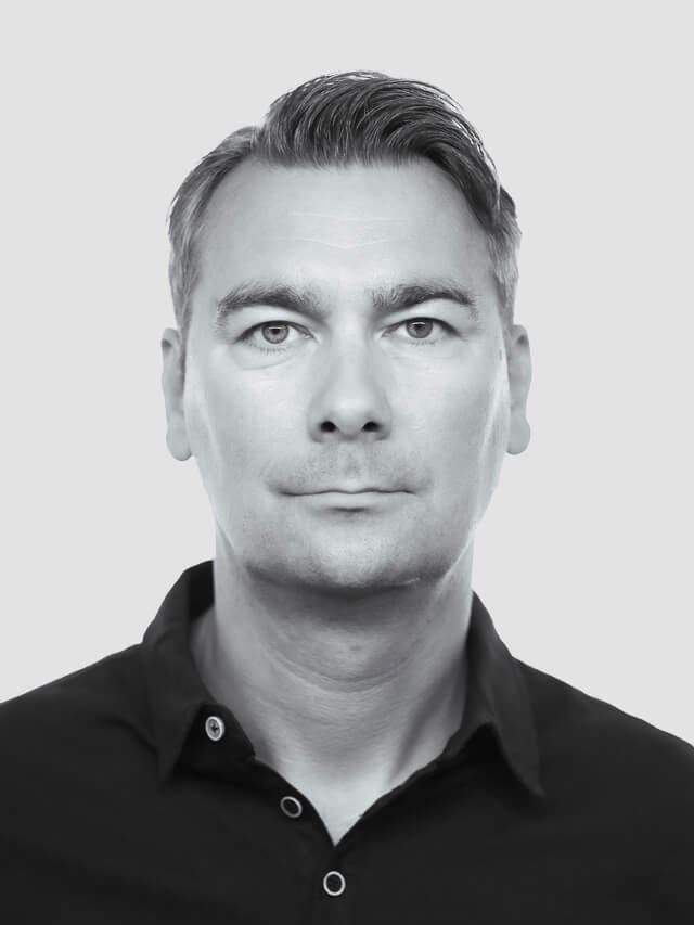 Man sieht André Kretzschmar, kaufmännischer Geschäftsführer Theater Vorpommern, im schwarz-weiß Porträt