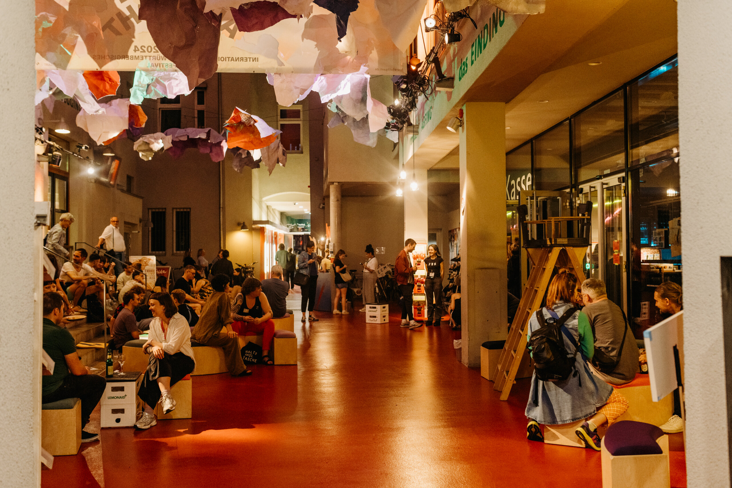 Zu sehen ist der Innenhof mit dem Eingang des Jungen Ensemble Stuttgart