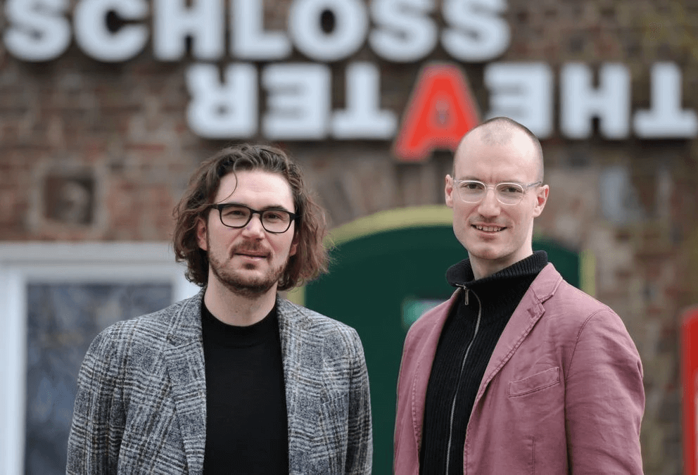 Zu sehen sind Jakob Arnold und Daniel Kunze, Intendanten des Schlosstheater Moers