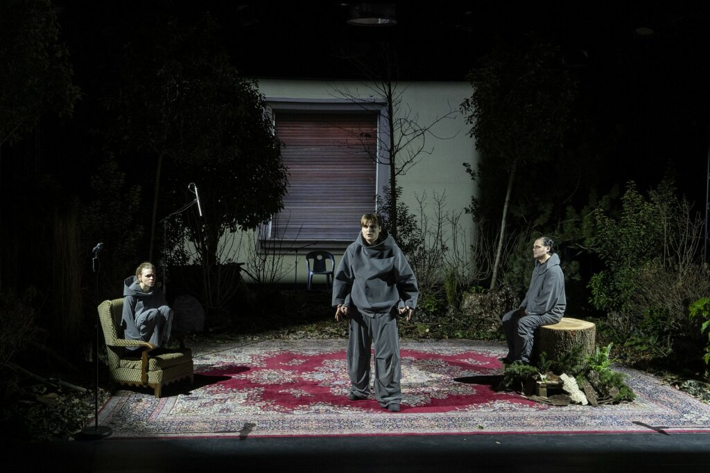 drei Darsteller:innen auf einer Bühne