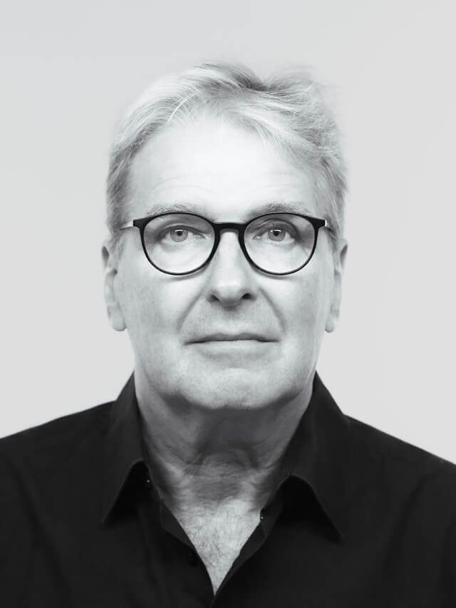 Man sieht Peter Gestwa, Direktor Theater Putbus am Theater Vorpommern, im schwarz-weiß Porträt