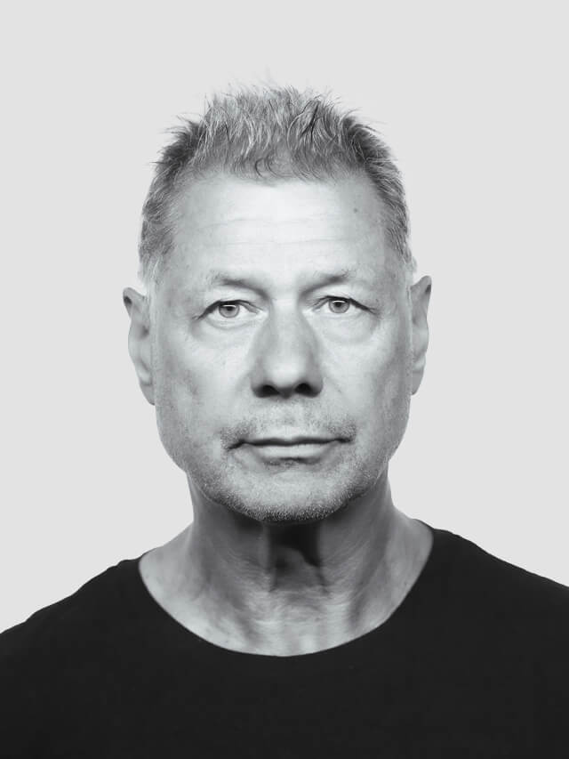 Man sieht Ralf Dörnen, Ballettdirektor Theater Vorpommern, im schwarz-weiß Porträt