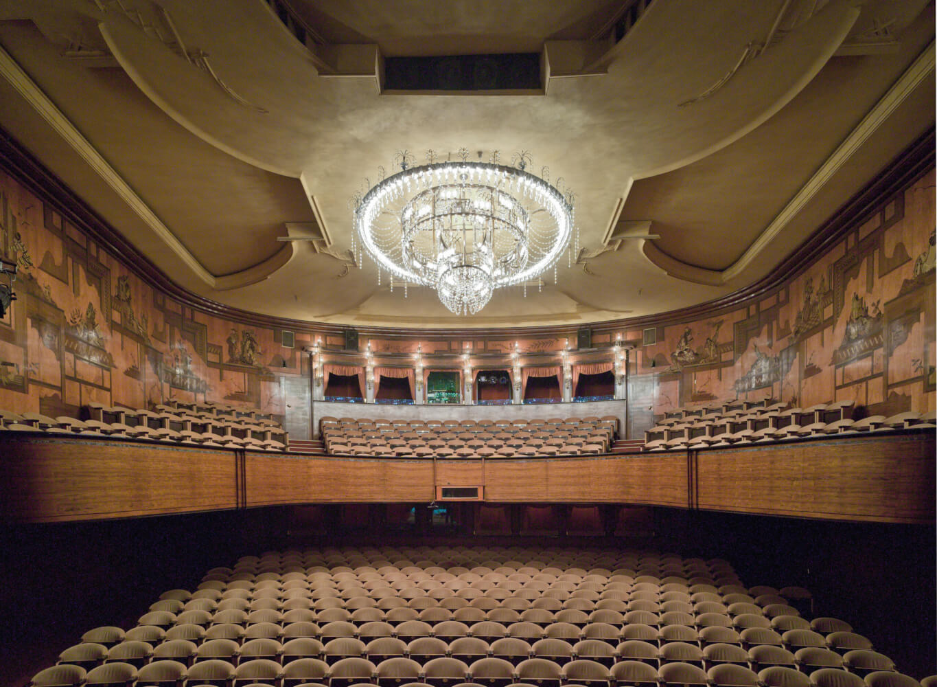 Zu sehen ist der Innenraum des Renaissance-Theaters mit Intarsienwandbild