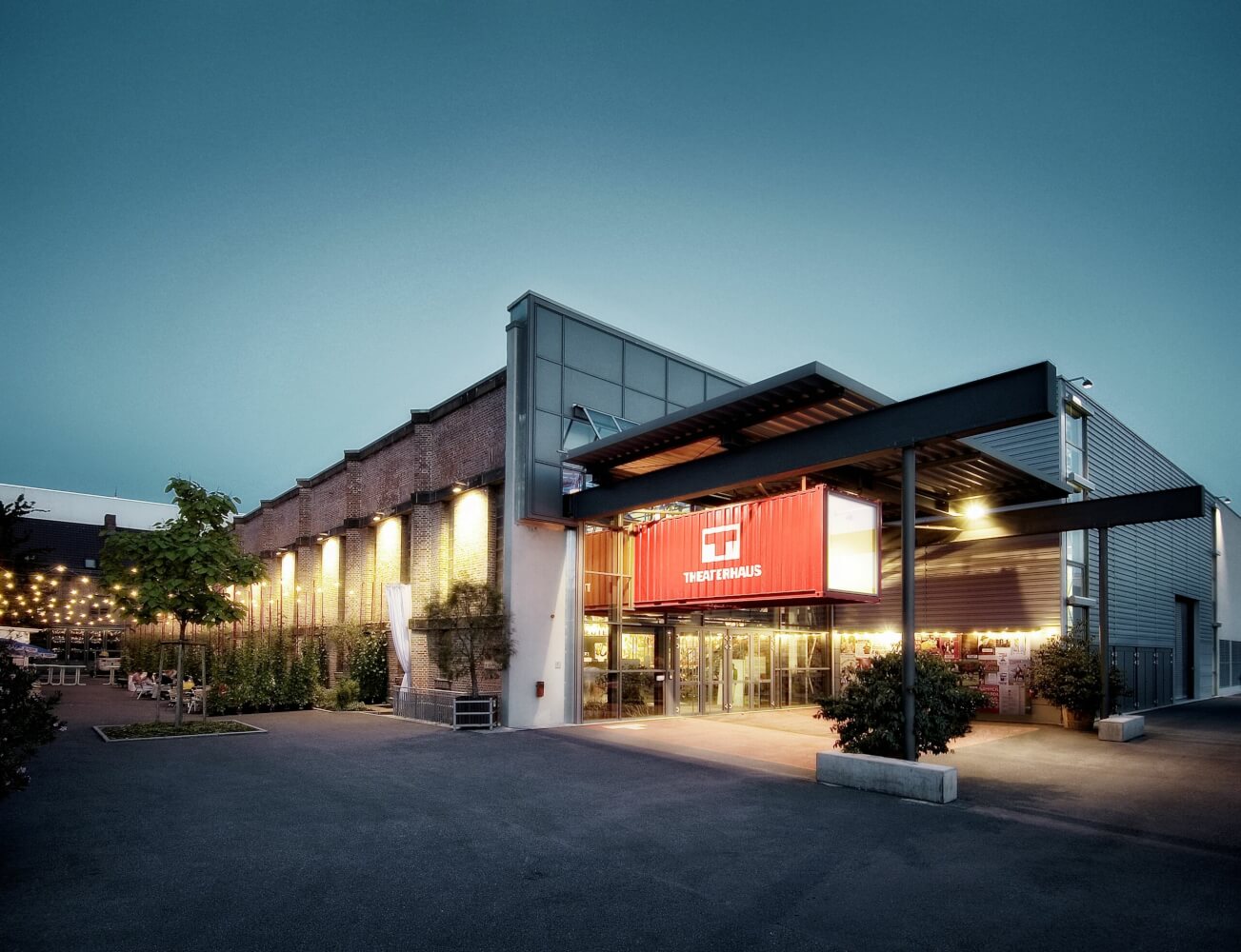 Zu sehen ist das Theaterhaus Stuttgart in der Dämmerung