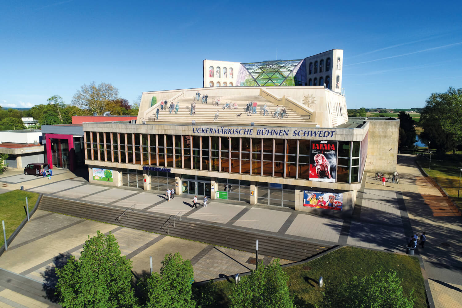 Zu sehen sind die Uckermärkischen Bühnen Schwedt aus der seitlichen Vogelperspektive